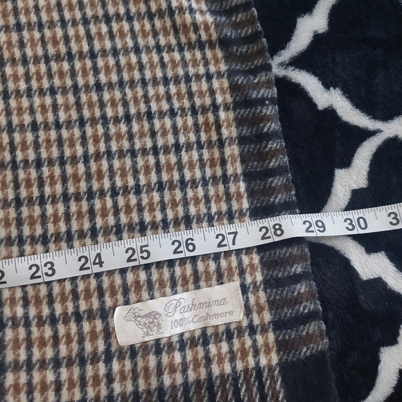 Lot of three scarves (red plaid by Chaps, tan cashmere pashmina, pink soft knit) - Picture 13 of 13